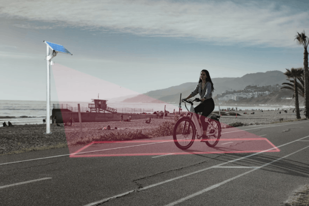 Fietsen tellen zonder elektriciteit met behulp van de SensMax TAC-B 4G-sensor en een zonne-energiesysteem.