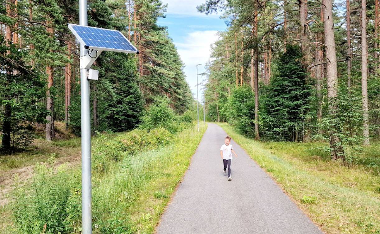 SensMax TAC-B 4G outdoor radar met SPS20-zonne-energiesysteem in een openbare ruimte