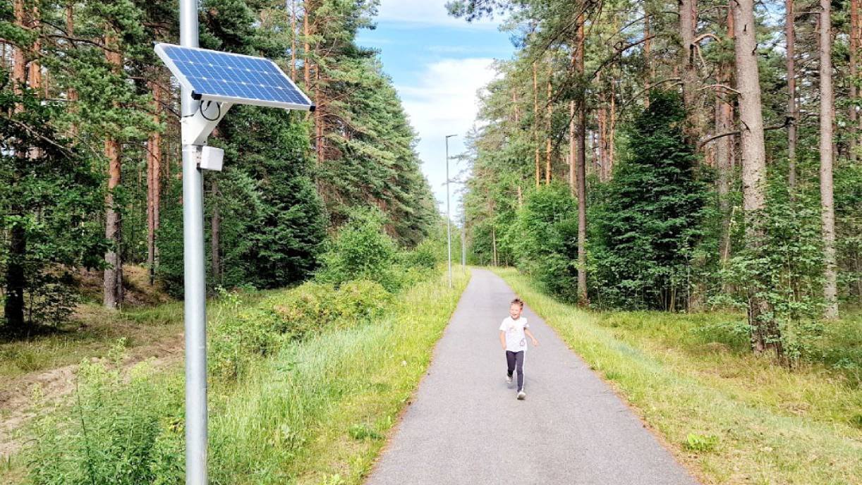 SensMax TAC-B 4G-radarsensor met SPS20-zonne-energie voor personentelling in een park