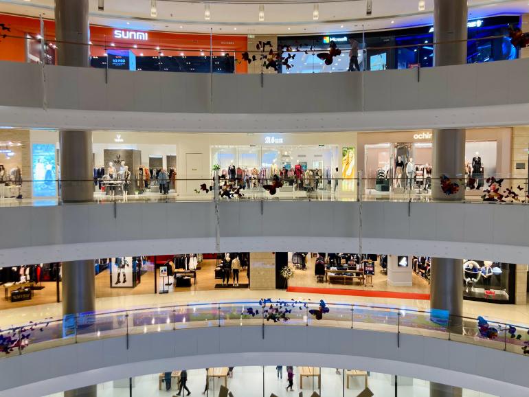 Hoe kan ik de SensMax TAC-B 3D-W sensor gebruiken om het aantal bezoekers van een winkel te tellen? Welke voordelen biedt deze sensor?